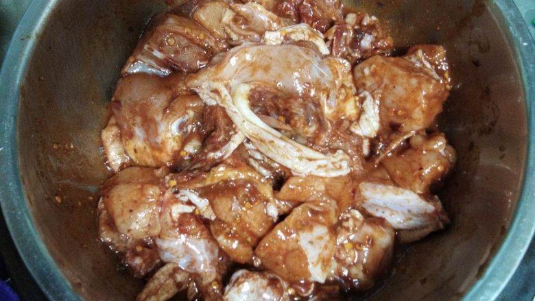 十味 鸡公煲炖土豆,
倒入鸡块抓匀,加盖入冰箱腌制一晚入味