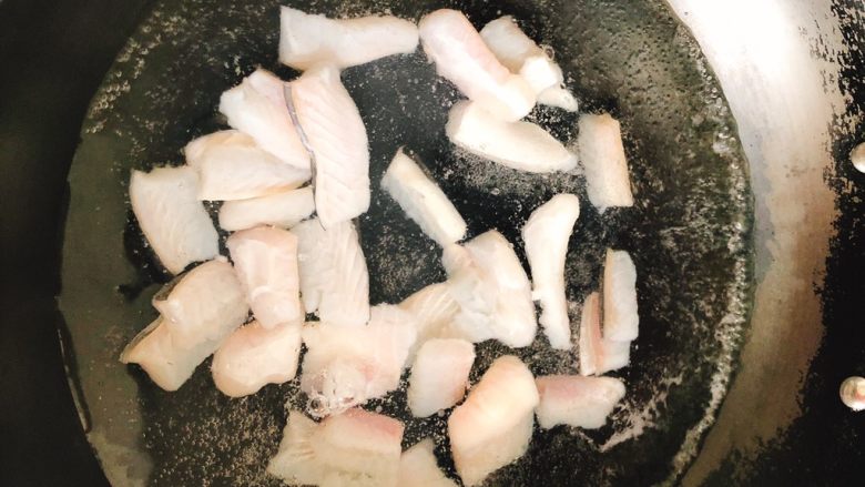 剁椒粉丝巴沙鱼-若是龙利鱼这么做也很好吃,锅里水烧开,倒入鱼片灼20秒捞起。(去腥塑形,若不过水直接蒸的话会粘在一起)