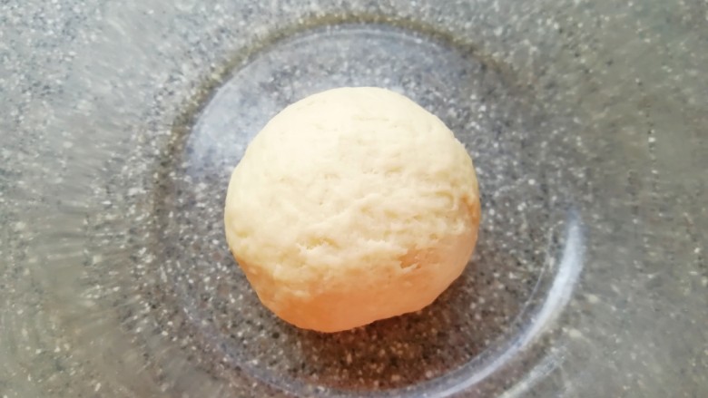 紫薯馅老婆饼,油皮所有食材放在一起,揉成面团,盖上保鲜膜松弛20分钟。