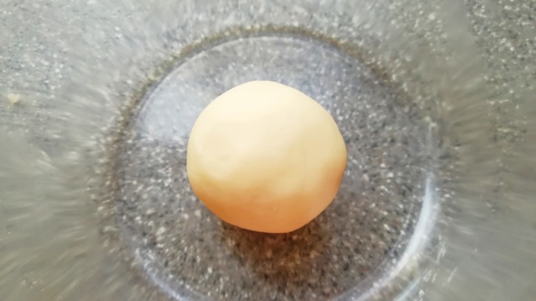 紫薯馅老婆饼,油酥两种食材放在一起,揉捏成团。
