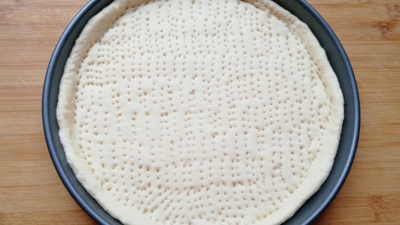 火腿肠披萨,用叉子扎满小孔,防止饼皮在烤制的过程中中间凸起,做好的饼底静置15-20分钟进行第二次发酵。