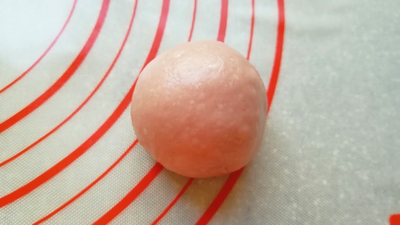 紫薯小餐包,反过来整好形,一个小餐包就做好了,依次做好剩下的小餐包。