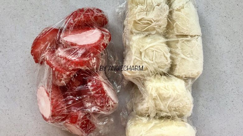 草莓思慕雪,草莓和香蕉放进冰箱冷冻保存(大概零下18度)一晚上。