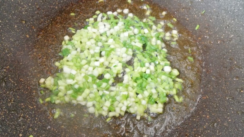 咖喱牛排炒饭,锅内留余油,下入葱花小火炒香。