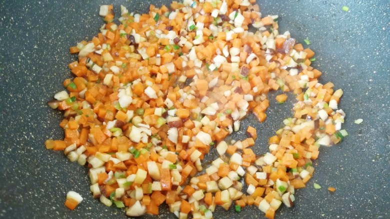 咖喱牛排炒饭, 加入<a style='color:red;display:inline-block;' href='/shicai/ 692'>酱油</a>翻炒均匀。