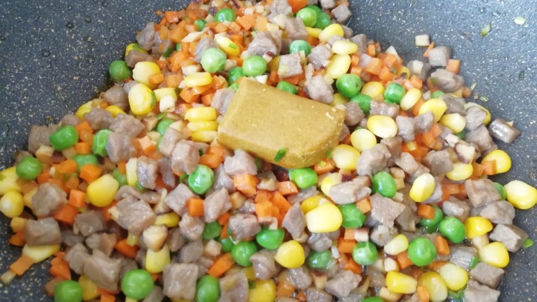 咖喱牛排炒饭,加入一块好侍百梦多原味咖喱翻炒均匀。