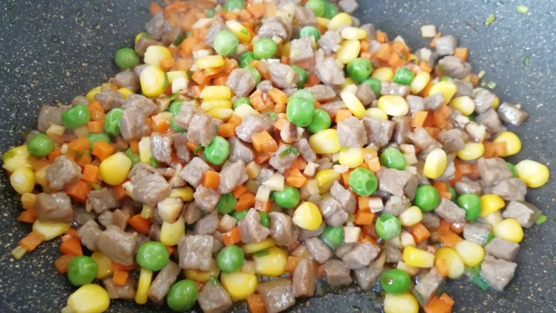 咖喱牛排炒饭,下入牛排丁翻炒均匀。