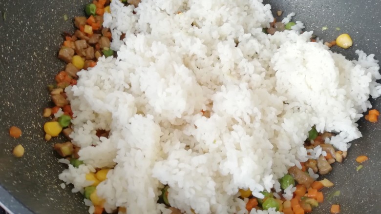 咖喱牛排炒饭, 下入米饭翻炒均匀。