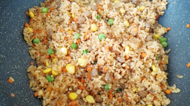 咖喱牛排炒饭,放盐和<a style='color:red;display:inline-block;' href='/shicai/ 4965'>红油</a>调味翻炒均匀出锅。