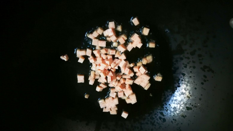 十味 午餐肉黄瓜蛋炒饭,锅中放入适量食用油,放入午餐肉煎出香味