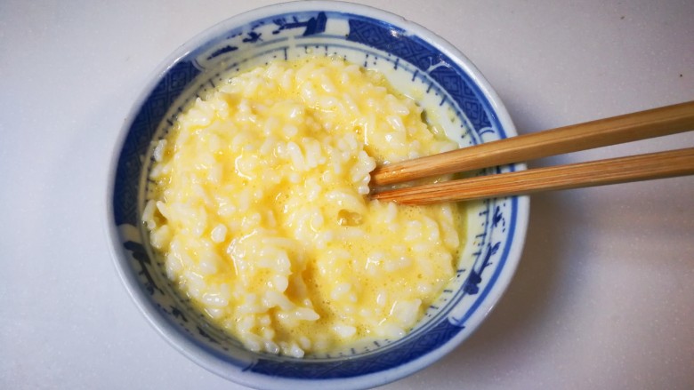 十味 午餐肉黄瓜蛋炒饭,将鸡蛋打散均匀倒入米饭中拌匀