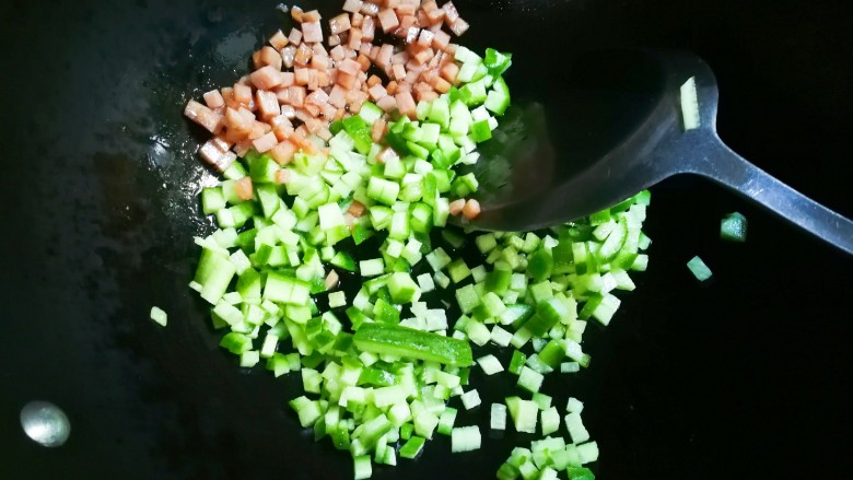 十味 午餐肉黄瓜蛋炒饭,放入黄瓜丁翻炒均匀