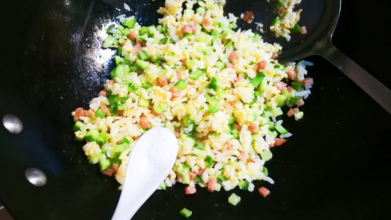 十味 午餐肉黄瓜蛋炒饭,放入少许盐