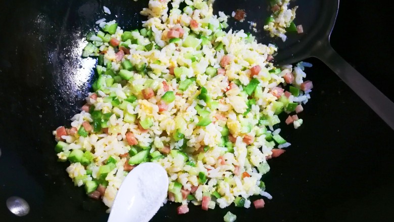 十味 午餐肉黄瓜蛋炒饭,放入少许<a style='color:red;display:inline-block;' href='/shicai/ 756'>鸡精</a>
