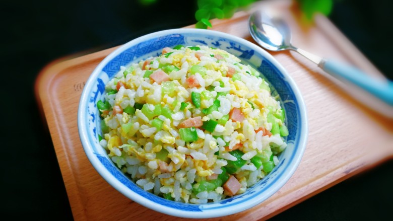 十味 午餐肉黄瓜蛋炒饭,非常漂亮的蛋炒饭是不是令人垂涎欲滴