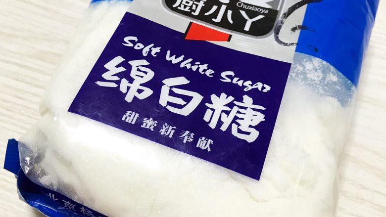 自制酸奶,根据个人口味加入适量白<a style='color:red;display:inline-block;' href='/shicai/ 10588'>糖</a>,顺时针搅拌。