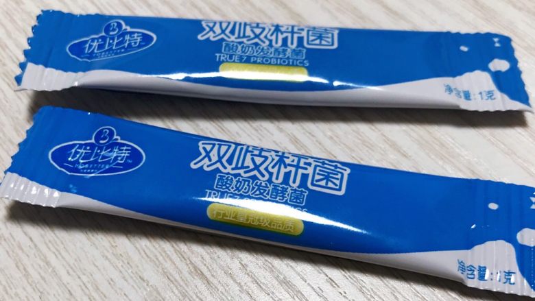 自制酸奶,按照比例加入益生菌(益生菌包装上都会有标注比例)。
