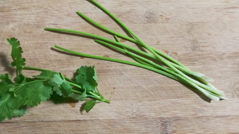 十味  香菜土豆鸡蛋饼,香菜洗净摘掉叶子，留下茎