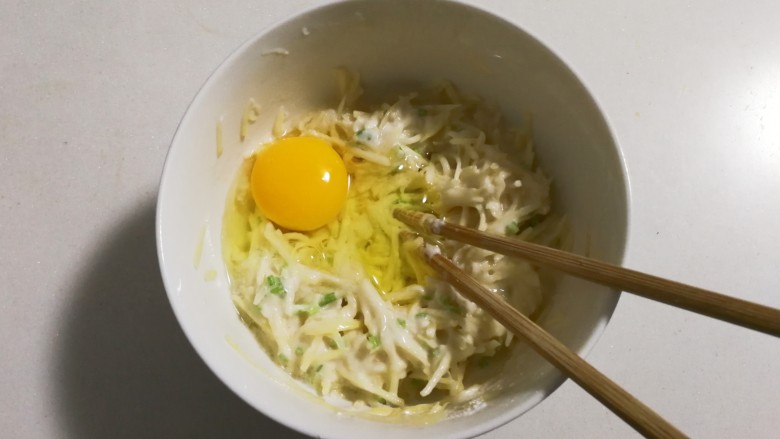 十味  香菜土豆鸡蛋饼,打入一只鸡蛋