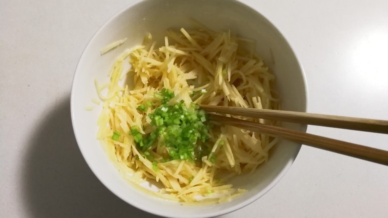 十味  香菜土豆鸡蛋饼,放入香菜茎