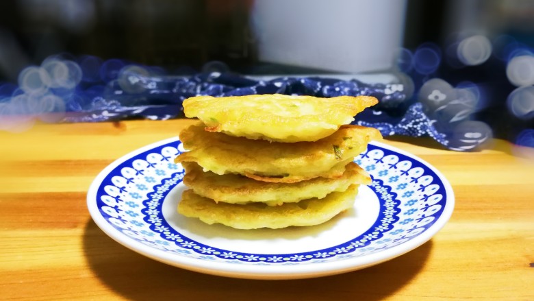 十味  香菜土豆鸡蛋饼,出锅盛盘