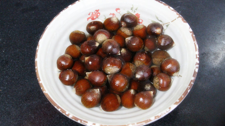 黑乐砂锅烤板栗,<a style='color:red;display:inline-block;' href='/shicai/ 2421'>板栗</a>用清水浸泡,冲洗干净。