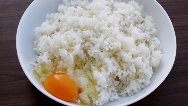 十味 双蛋炒饭,鸡蛋打到白米饭中。