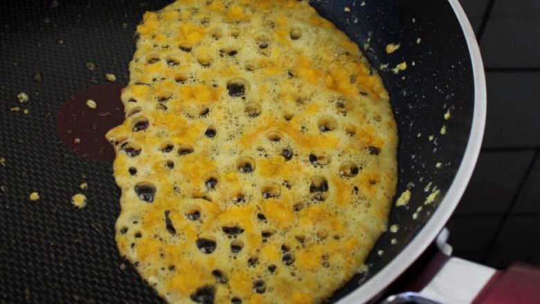 十味 双蛋炒饭,锅里倒油(油多倒些,将后面炒饭的油量计入),油温热时,下咸蛋黄,炒到起泡沫。
