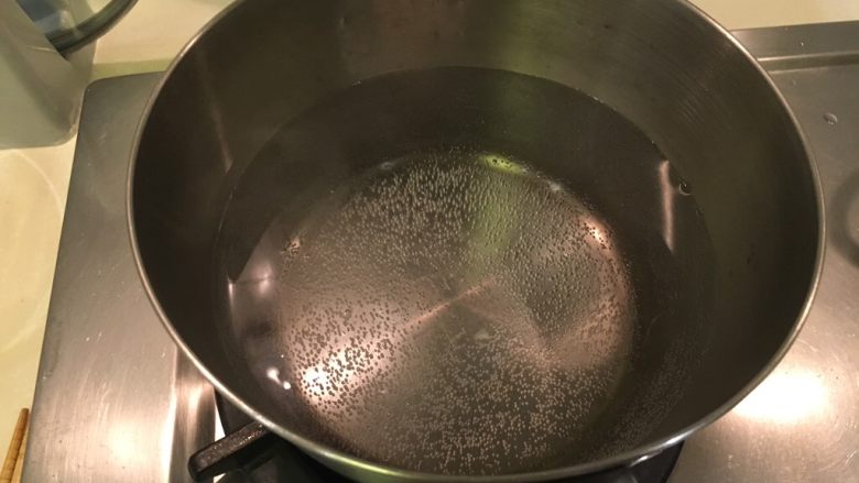 栗子烧鸡,烧一锅水,不用沸腾,手摸稍烫即可(约50度)