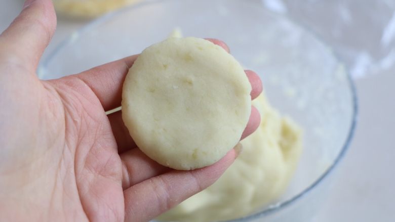 土豆芝士球,取20克左右的土豆泥,搓圆按扁