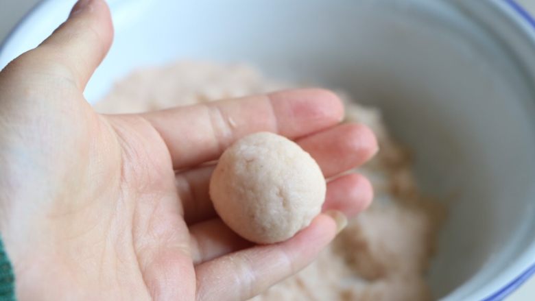 土豆丸子,7、充分揉均匀,取适量土豆泥,搓圆;