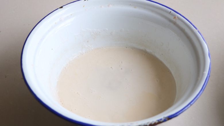 土豆丸子,10分钟后倒掉水分,留出淀粉;