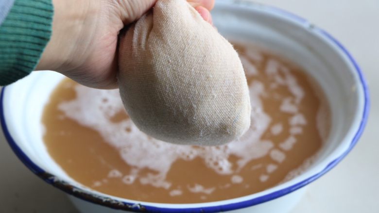 土豆丸子,研磨好的土豆泥,用纱布包好挤掉大部分水分;