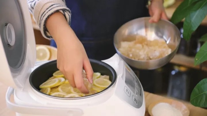 川贝柠檬膏,一般电饭锅都有煲汤的功能,就用这个煲汤功能,把柠檬和冰糖一层一层的放进电饭锅里,最后倒川贝粉