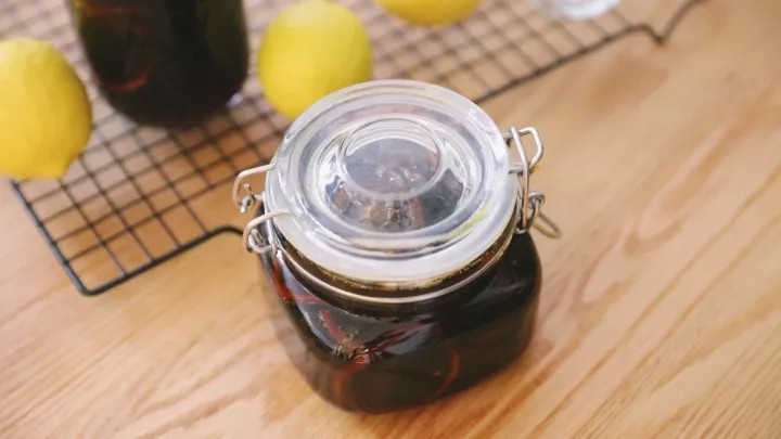 川贝柠檬膏,趁着没凉透装瓶密封,因为凉了会更粘稠,直接常温保存或者冷藏保存都可以