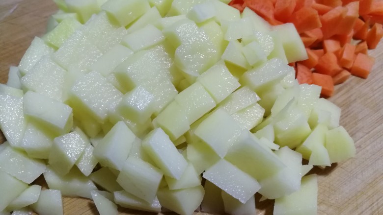 咖喱玉米土豆胡萝卜,同样,土豆也这样切。