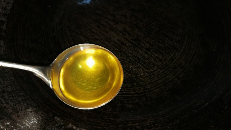咖喱玉米土豆胡萝卜,以上材料准备好后,锅烧热,放一勺熟油。