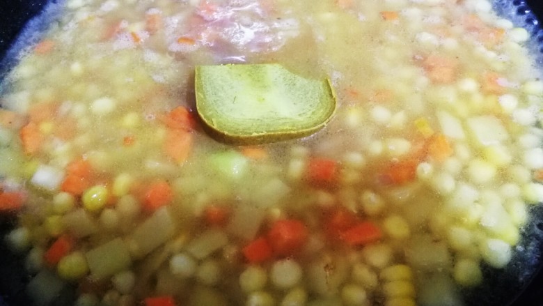 咖喱玉米土豆胡萝卜,然后将咖喱块儿放入,慢慢炖至土豆,胡萝卜熟。