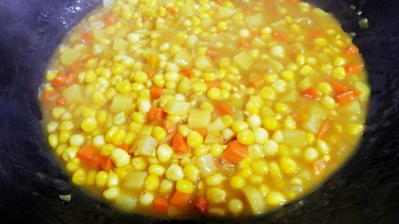 咖喱玉米土豆胡萝卜,翻炒几下,让盐均匀入汤内。