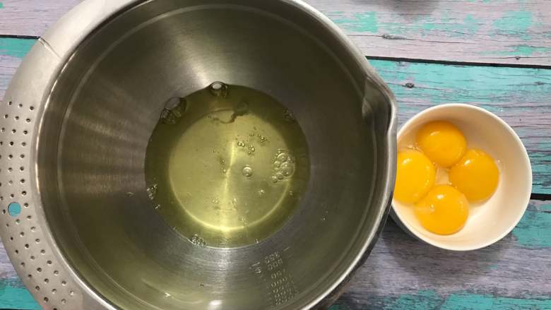 菠菜蛋糕卷,把蛋黄、蛋清分离,蛋清放入无油无水的打蛋盆中,放入冰箱冷藏备用。<a style='color:red;display:inline-block;' href='/shicai/ 548'>低筋面粉</a>提前过筛两遍。