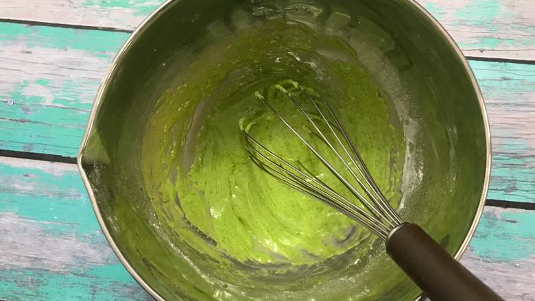 菠菜蛋糕卷,筛入低筋面粉,搅拌均匀。