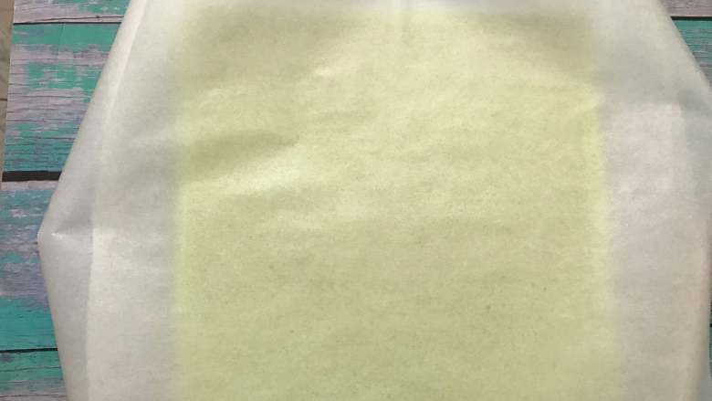 菠菜蛋糕卷,出炉后轻摔在桌面,放烤网中晾凉。