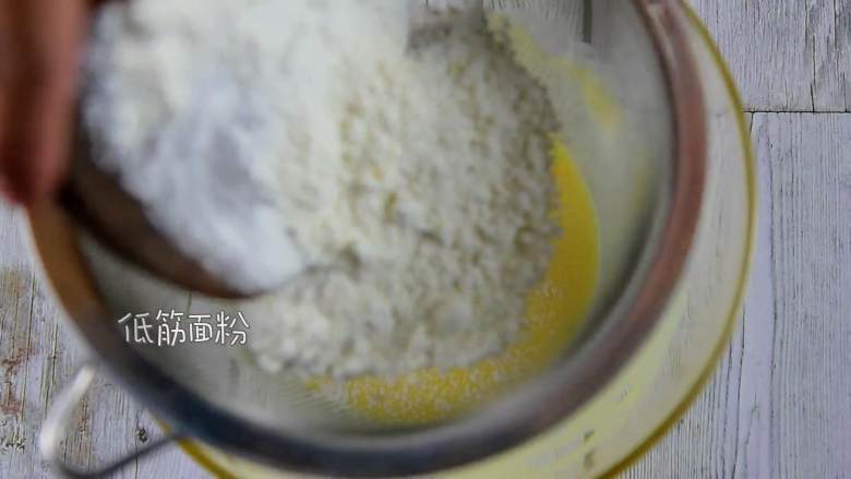 舒芙蕾松饼—这是道不可辜负的美食,低筋面粉筛入,充分搅拌均匀至没有结块。