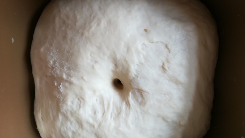 爱心椰蓉面包,
揉到能拉出薄膜不易破,发酵两倍大,用筷子扎不回弹即可