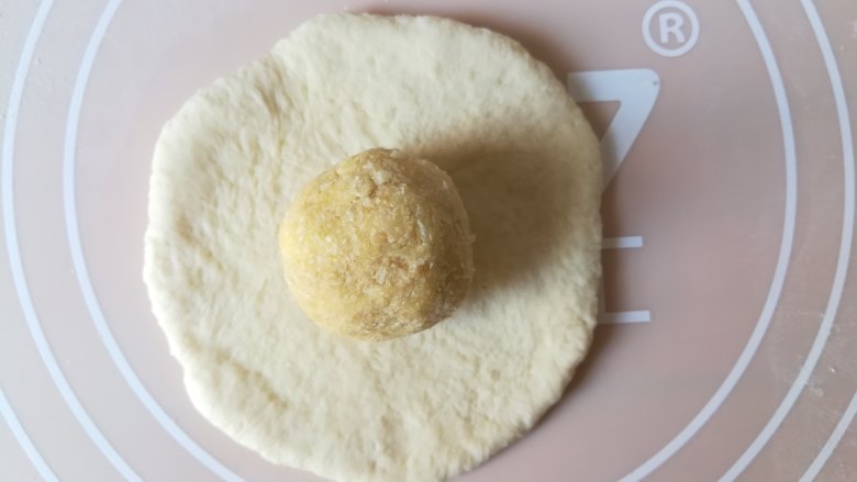爱心椰蓉面包,9.
擀圆包入椰蓉馅料,捏紧收口