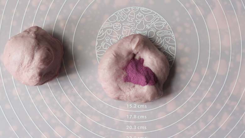 紫色渐变吐司,在其中一份中再加入3g紫薯粉，再次揉均匀（如果感觉面团有点干，可以加少许水再揉），这样我们就会得到两份深浅不同的紫色面团