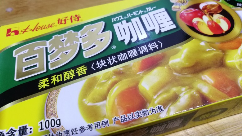咖喱玉米土豆胡萝卜,我用的是百多梦<a style='color:red;display:inline-block;' href='/shicai/ 693'>咖喱</a>,微辣的。放两小块儿足够。