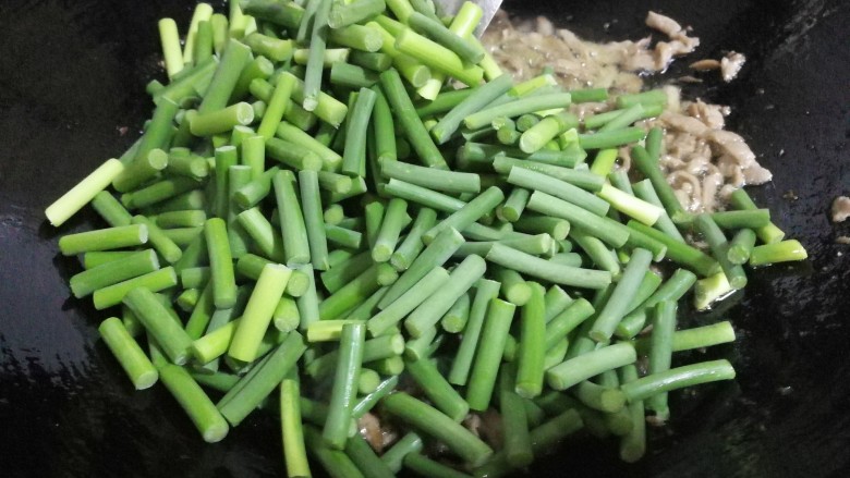牛肉蒜薹炒蛋条,然后将蒜苔倒入,继续慢慢炒
