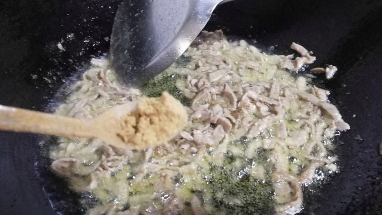 牛肉蒜薹炒蛋条,接着放一勺十三香,翻至肉熟。