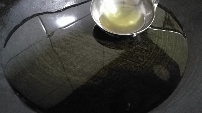 牛肉蒜薹炒蛋条,锅烧热,放一勺半熟油。